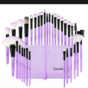 32 MakeUp Brushes with Carrying Pouch!! BONUS ⬇️